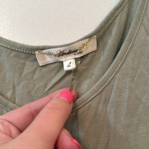 Andreé by Unit Tiered flowy soft longer fit top - Picture 3 of 5